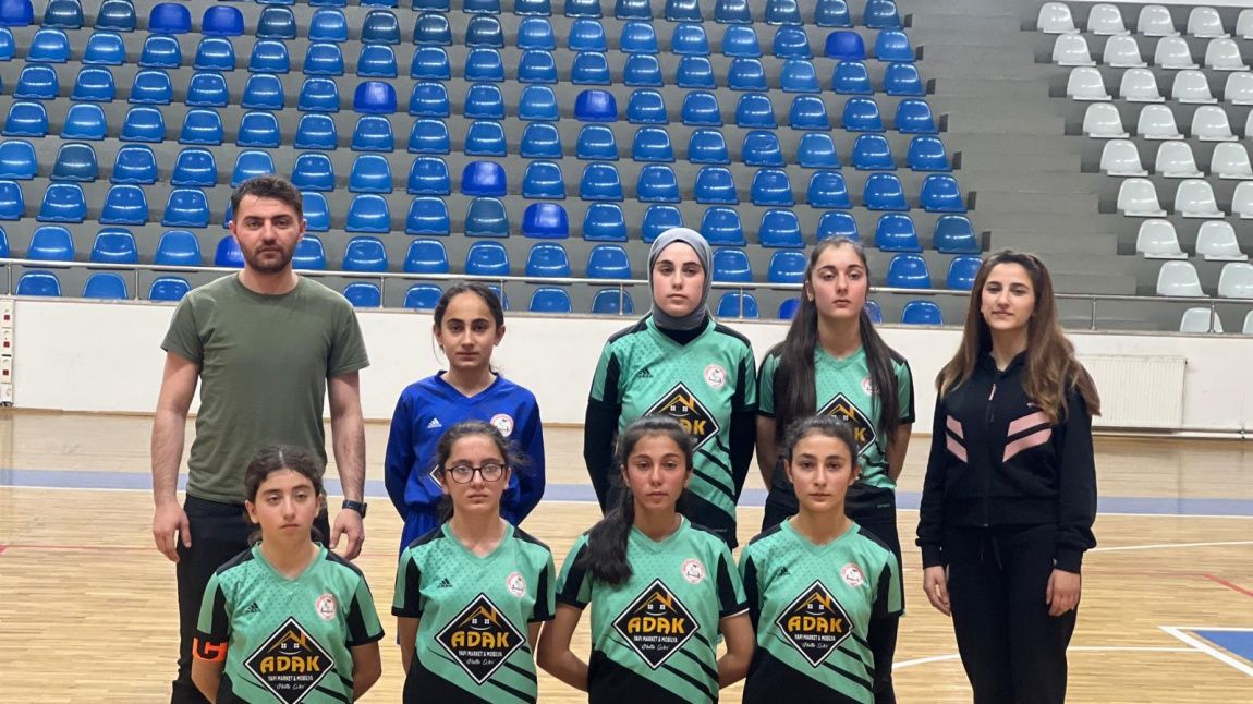 Yedisu YBO'nun ilk takım sporları kupası Kız Futsal takımından 